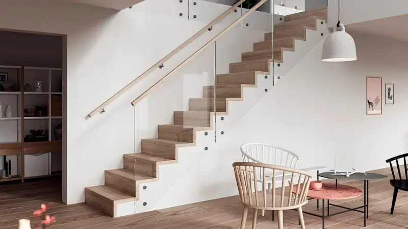 Modern trappa inomhus inspiration med trästeg, glasräcke och ljusa väggar. En stilren och luftig design.